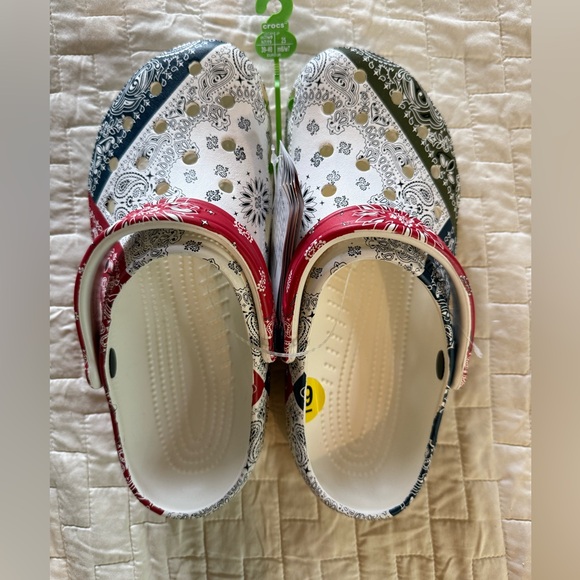 CROCS Women's Classic Bandana Clog NWT Blue Red Green Paisley Print Women’s 9 - Picture 3 of 5